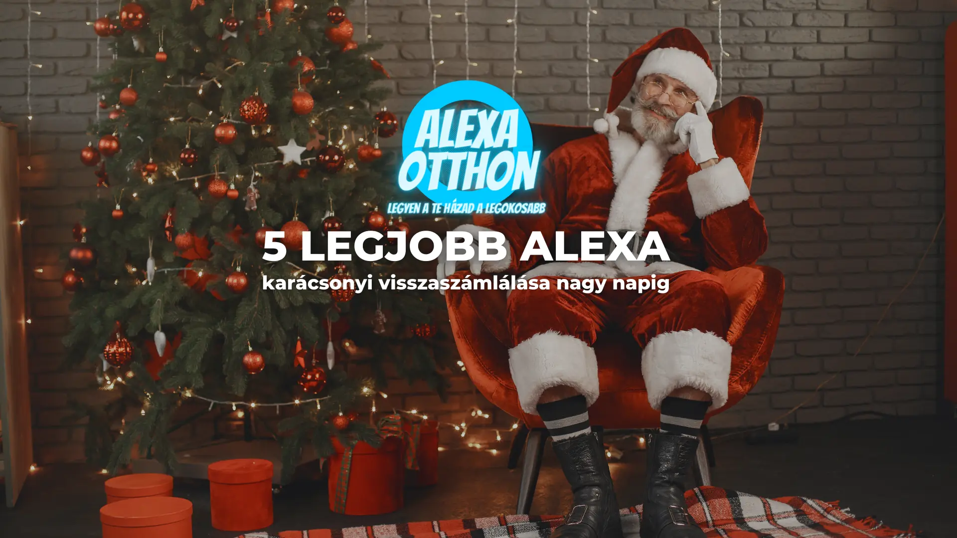 Egy Mikulásnak öltözött férfi ül egy narancssárga székben egy feldíszített, ajándékokkal teli karácsonyfa mellett, egy téglafal előtt. A magyar szöveg az "alex karácsony" és a visszaszámlálás karácsonyig Alexa funkciókat népszerűsíti az ünnepi visszaszámláláshoz.