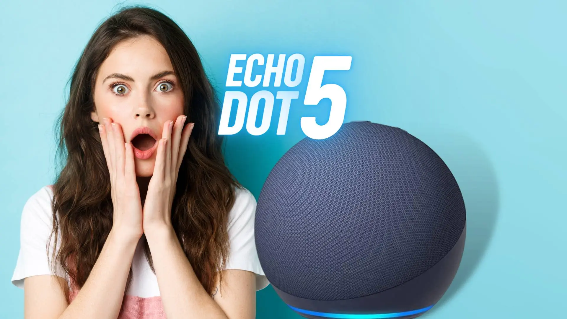 Egy meglepett, hosszú barna hajú, fehér pólót és rózsaszín overallt viselő fiatal nő döbbenten tartja az arcát. Mellette egy sötétkék Amazon Alexa Echo Dot okoshangszóró és a kék háttéren az "ECHO DOT 5" felirat.