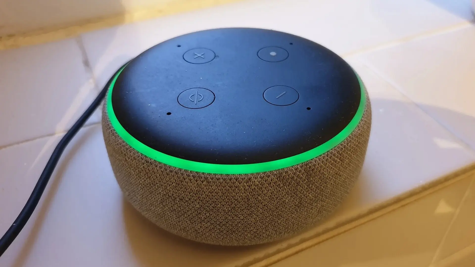 A zöld fény jelzi, hogy bejövő hívást kapunk az Echo eszközünkön. Egyszerűen mondjuk ki az "Alexa, fogadd a hívást"