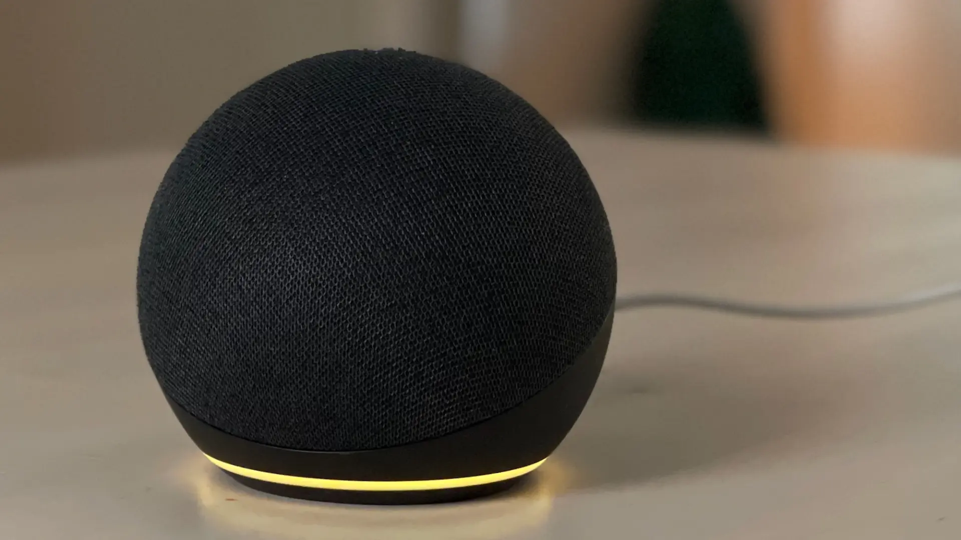 Echo fénygyűrűjén teal szín jelenik meg. Ez a szín jelzi, hogy az Echo eszköz figyeli a hangparancsot vagy feldolgozza a parancsot.