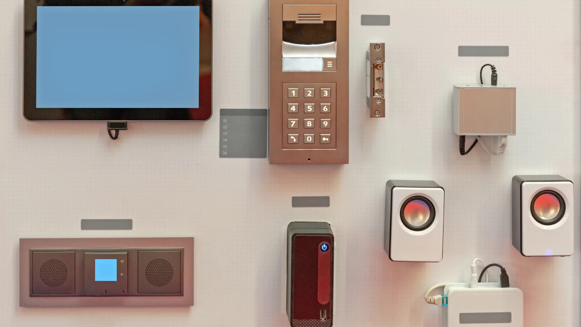 A Z-Wave eszközök telepítése és beállítása általában egyszerű és könnyen elvégezhető. Az eszközök gyakran rendelkeznek használati útmutatókka