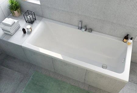 Régebbi kivitelezéseknél előfordul, hogy a kád mögötti fal nincs burkolva, csak az első csempesor támaszkodik a peremre.