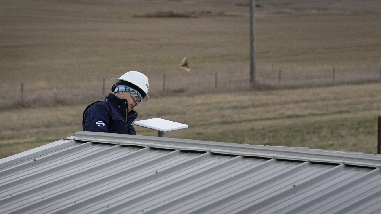 Az Amazon Leo Ultra egy 19×30 hüvelyk (48×76 cm) méretű phased array antenna, amely mindössze 1,9 hüvelyk (4,8 cm) vékony.