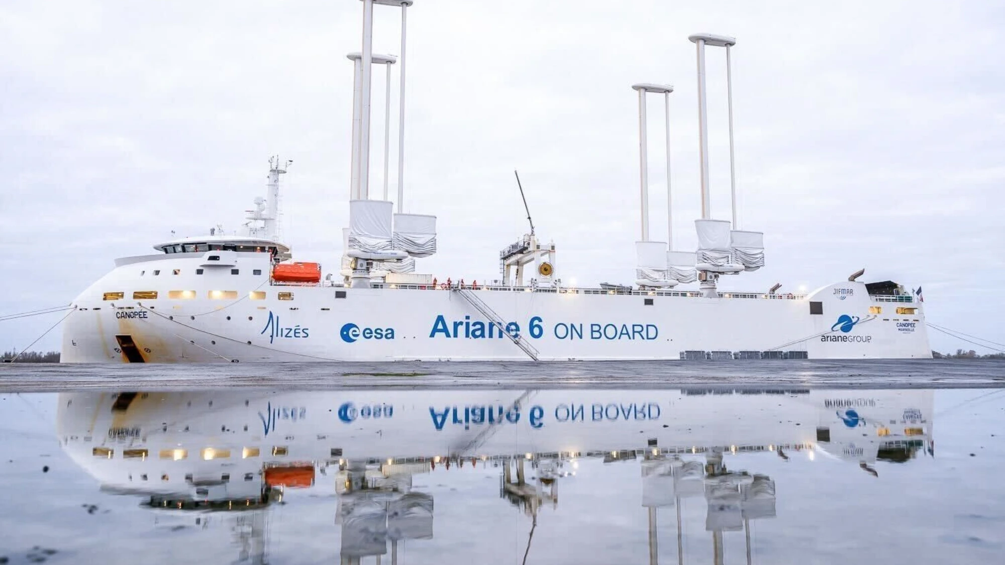a Canopée, egy szélenergiával is hajtott hibrid hajó elindult Bordeaux-ból, fedélzetén az amazon leo Ariane 6 rakéta alkatrészeivel.